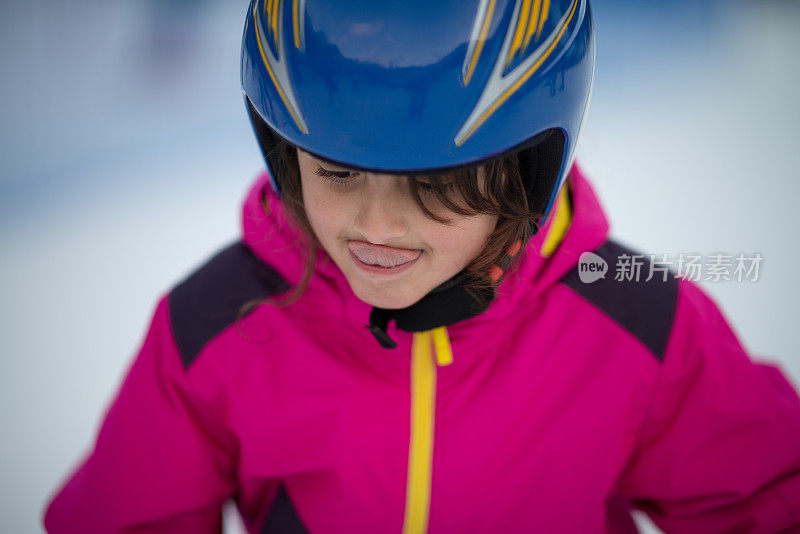 凉爽的假期。冬天的假期。滑雪小女孩聚精会神地在滑雪坡上