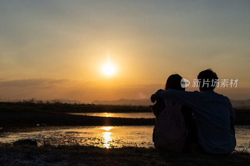 一对男女在湖边户外旅行