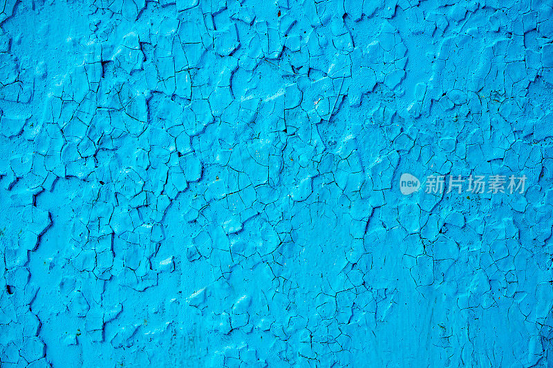 蓝色油漆在未经处理的表面，蓝色油漆的纹理应用不完全