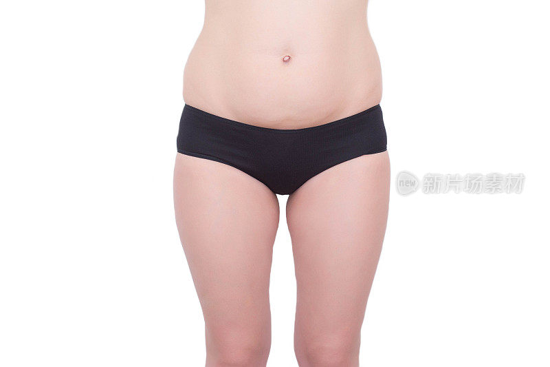 女性的臀部和身体在一个白色的背景，孤立。肥胖和脂肪团的概念，紧致问题区域的皮肤，性