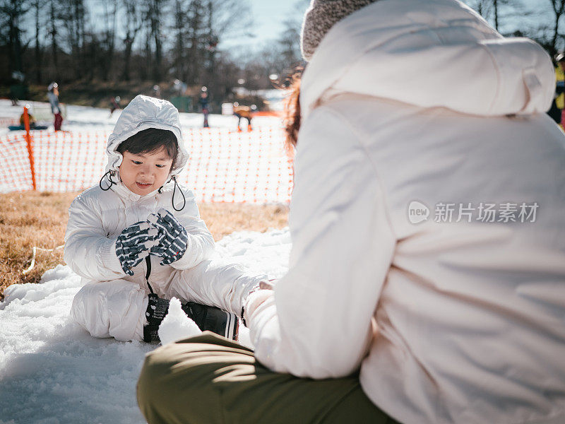 游客和孩子在外面的雪地里玩耍