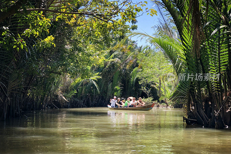 越南人和游客在湄公河运河上划船