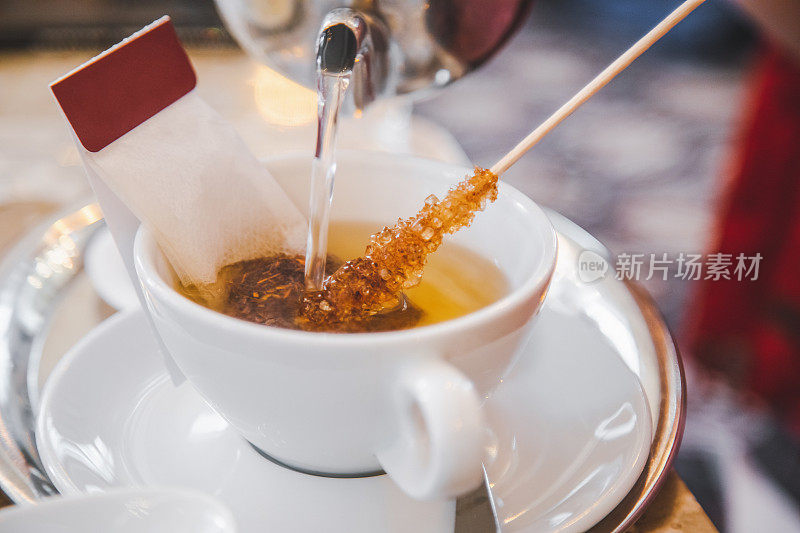 草药茶，蜂蜜和茶壶