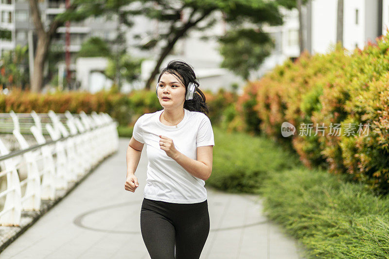 一个年轻女子在公园里跑步和锻炼