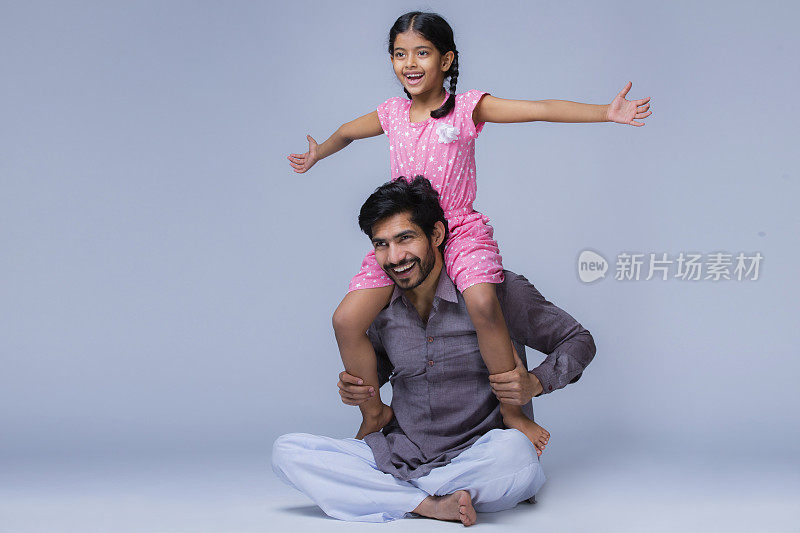 父亲和女儿玩在白色背景-股票照片