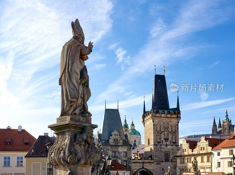 捷克共和国布拉格，查尔斯大桥的塔和雕像