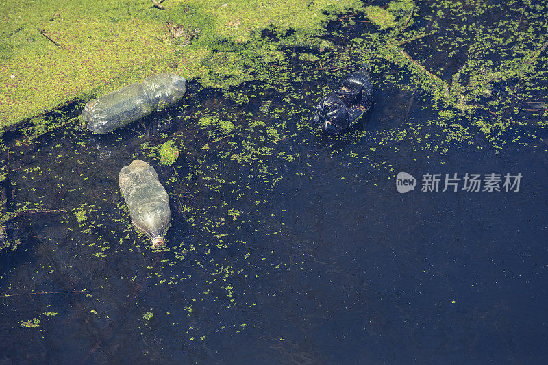 水污染，塑料瓶漂浮在水上