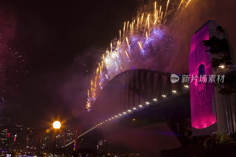 悉尼海港大桥在2020年新年前夜的烟花欢迎秀上