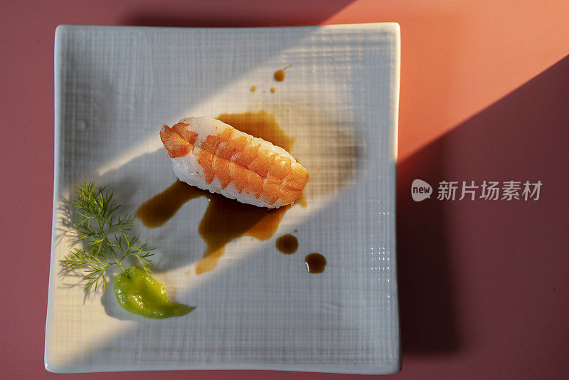 传统的虾寿司，配上酱油和芥末