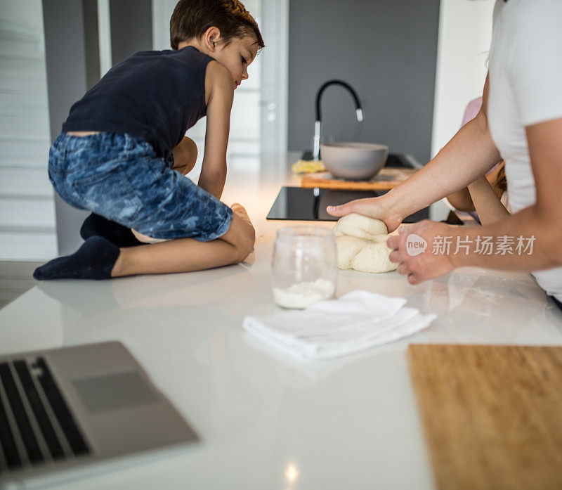 父亲和孩子们制作面团的特写照片