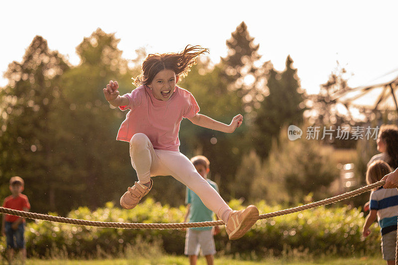 兴奋的女孩在跳绳的时候玩得很开心