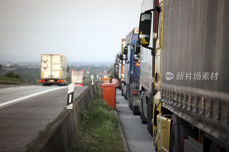 在休息区和高速公路上的卡车