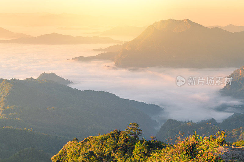 全景式的自然景观，北面的山景有日出和薄雾