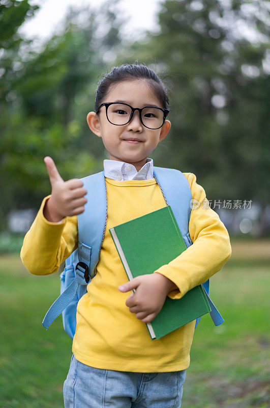 女学生竖起大拇指