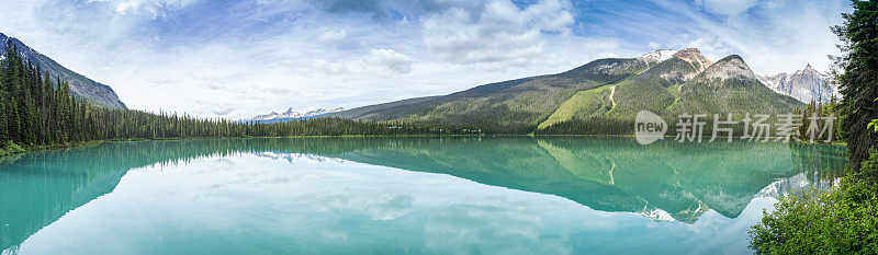 清晨的翡翠湖，Yoho国家公园，加拿大不列颠哥伦比亚