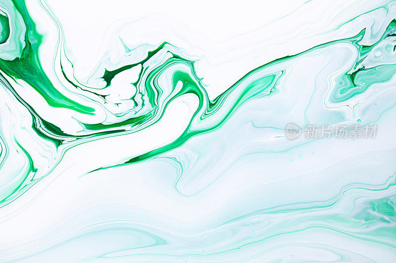 流体艺术纹理。背景与抽象漩涡油漆效果。液态丙烯酸艺术品流动和飞溅。室内海报混合油漆。翠绿色和白色溢出的颜色。