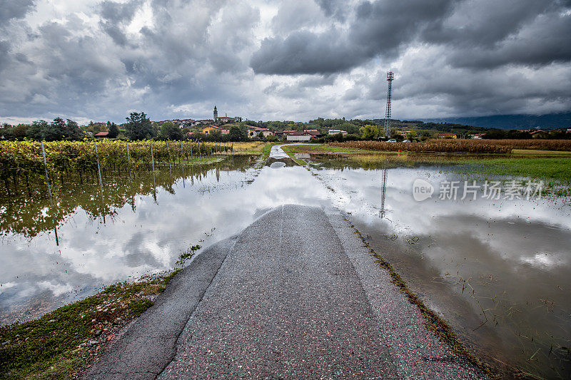 单车道道路被洪水淹没