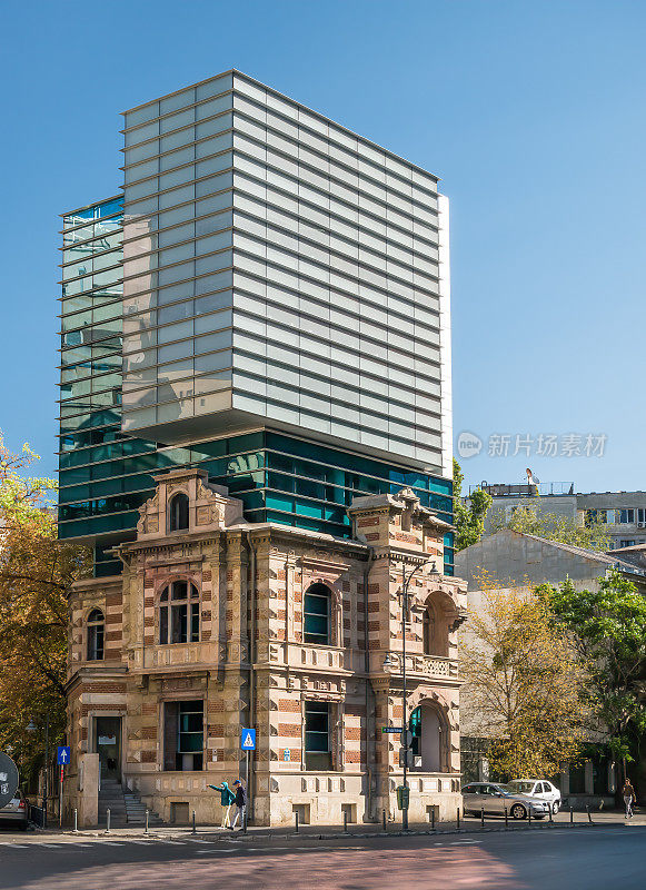 位于布加勒斯特市中心的麦肯锡公司办公楼。现代玻璃建筑在一个古老的历史建筑的顶部。