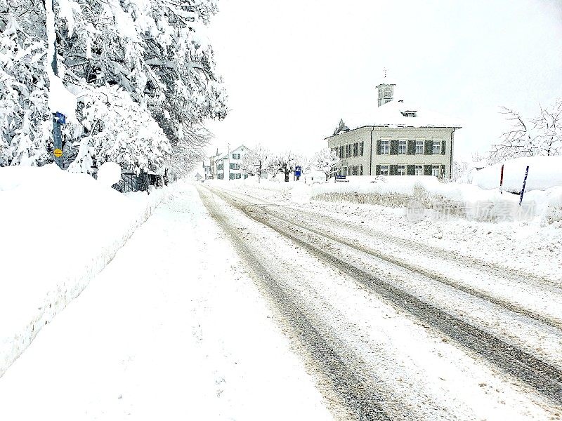 深雪中的村庄