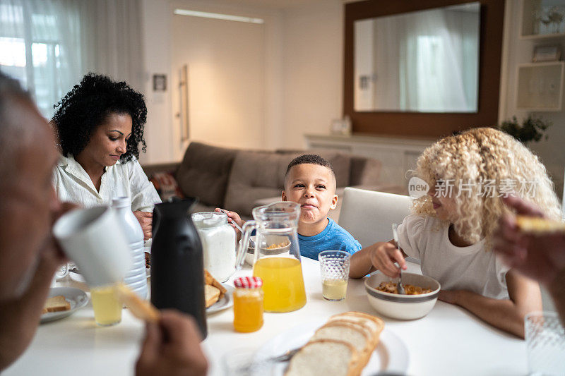 几代人在家里一起吃早餐