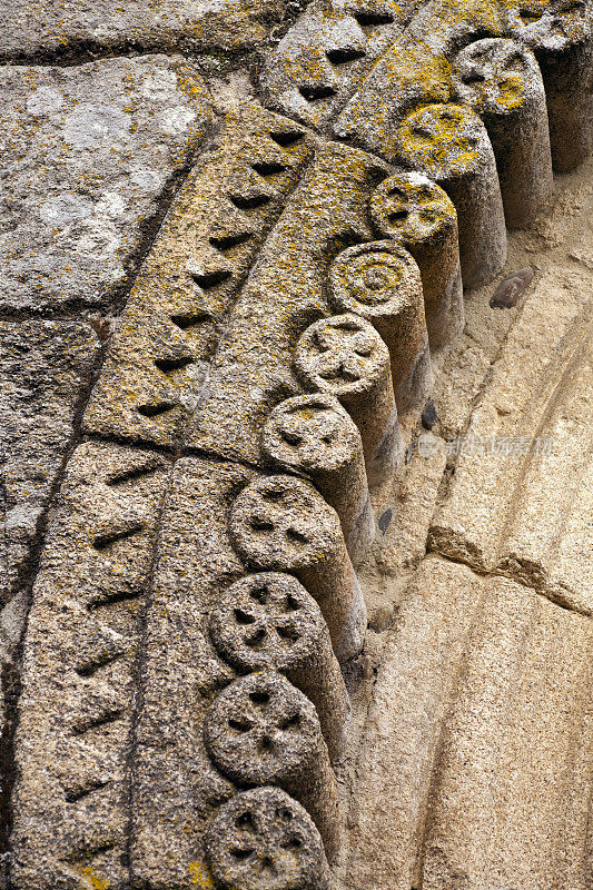 西班牙加利西亚阿拉里兹的圣地亚哥教堂入口拱门。