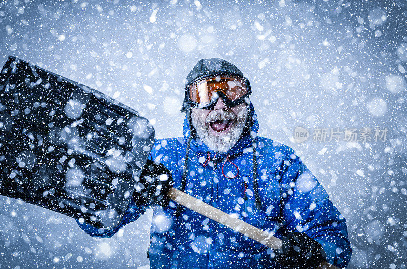 在暴风雪中戴着护目镜和铲子的人