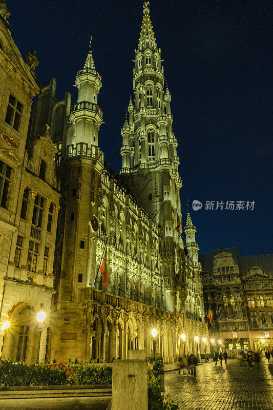 晚上在大广场的布鲁塞尔市政厅