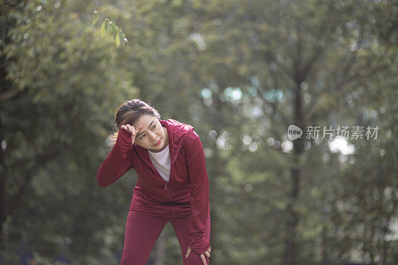 亚洲华人妇女周末在公园跑步练习