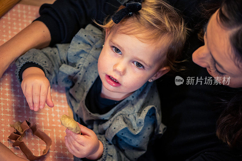 快乐的孩子女孩烤圣诞饼干库存照片