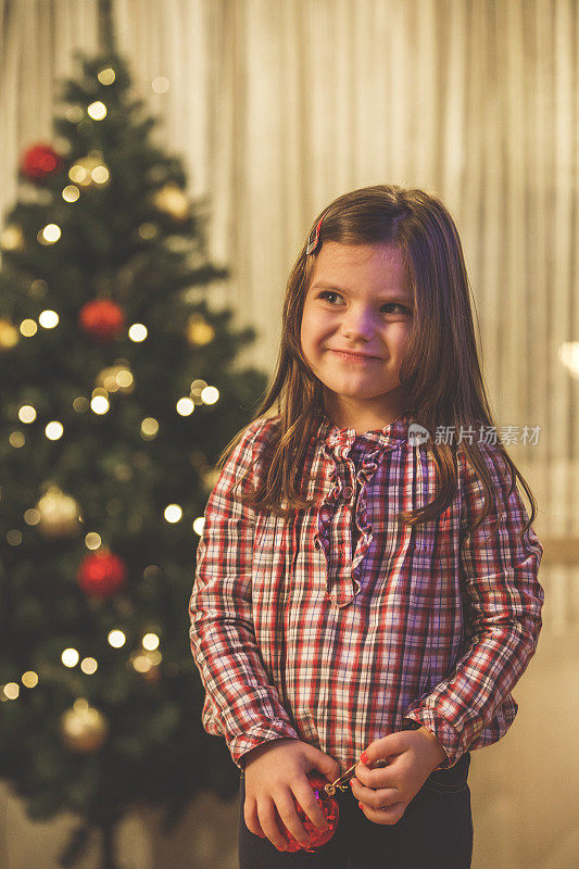 小女孩在想圣诞节想要什么