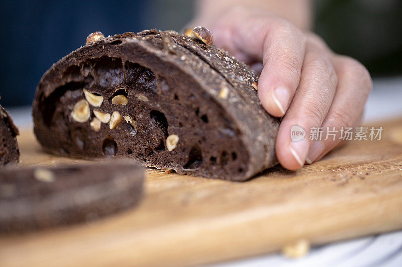 手工面包:用榛子和可可粉自制的全麦酸面包