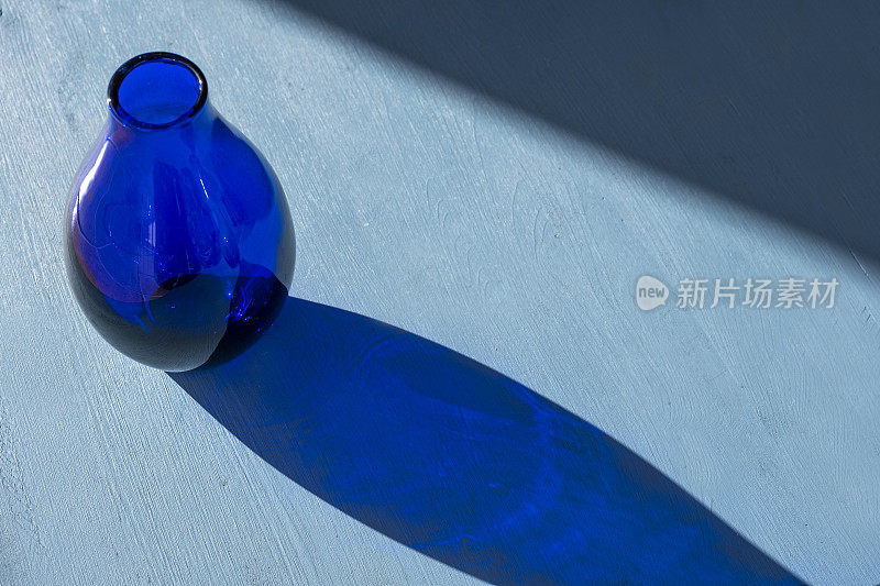 蓝色玻璃花瓶。