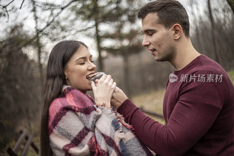 一对相爱的年轻夫妇花时间在大自然中