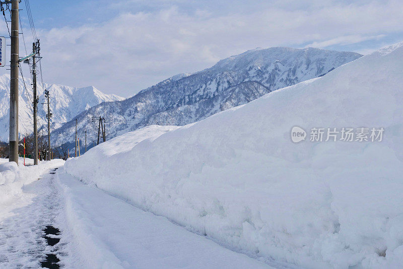 大街上的大雪一堆堆