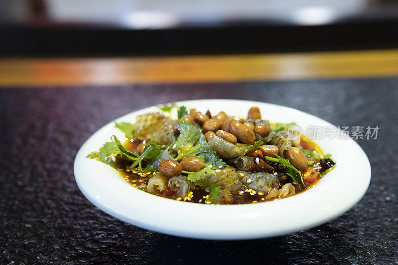 传统的中国凉菜开胃菜，名为凉拌鱼皮