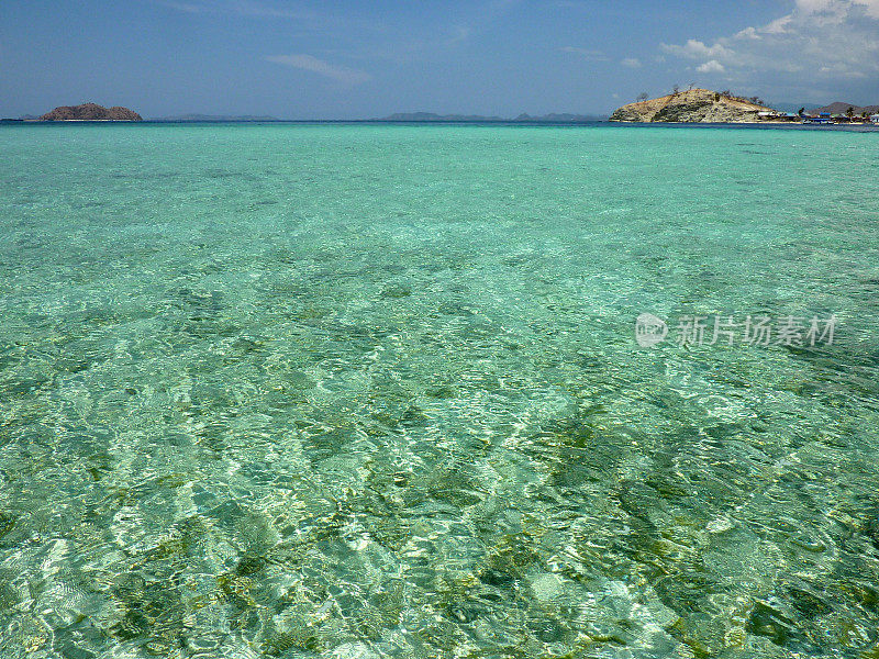 透明的弗洛雷斯海在Sebayur岛，印度尼西亚