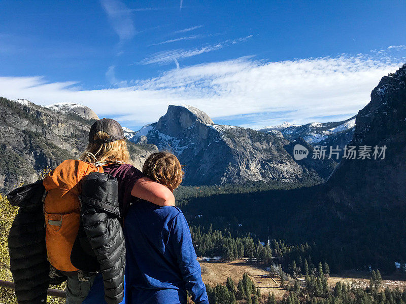 母亲和儿子在加州约塞米蒂徒步旅行