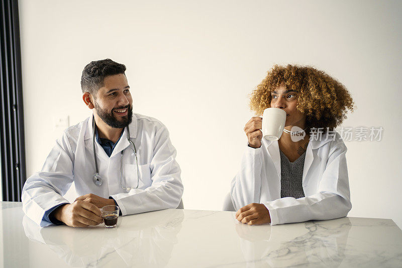 医生们在咖啡休息时间开会大笑