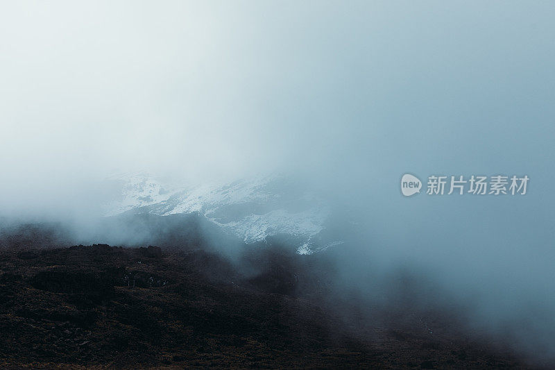 在乞力马扎罗山国家公园，黑暗的山峰，雪峰和雾中的冰川的壮观景象