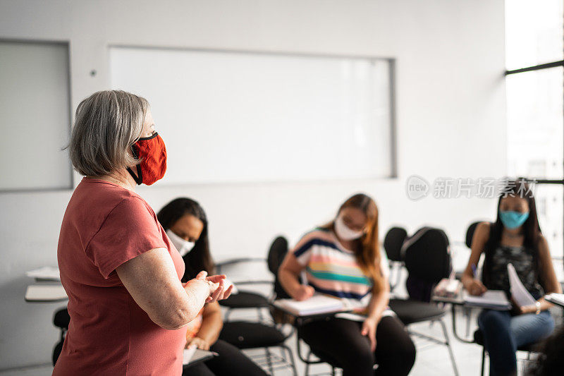 老师在课堂前给学生上课——戴口罩