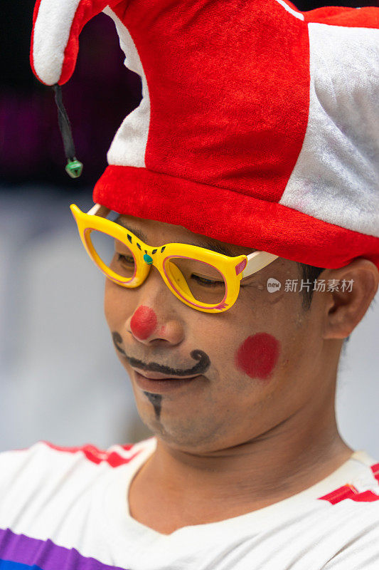 在越南胡志明市举行的户外节日上，一名自由小丑正在创作各种形状的气球动物