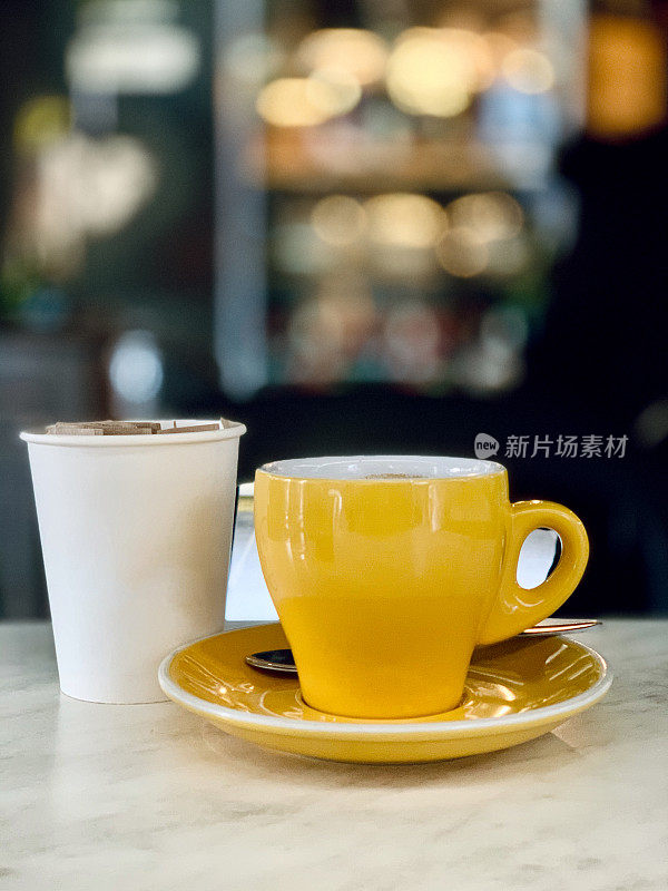 咖啡馆里的黄色咖啡杯