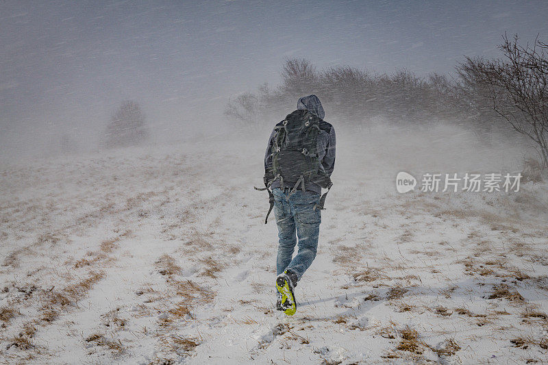 一位年轻的摄影师在暴风雪中，普利莫尔斯卡，朱利安阿尔卑斯，斯洛文尼亚，欧洲