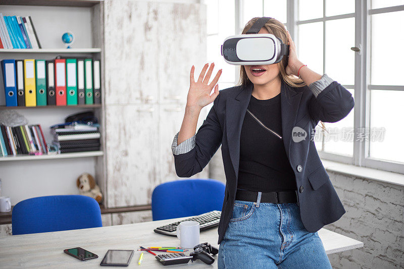 戴着VR耳机在办公室工作的女性
