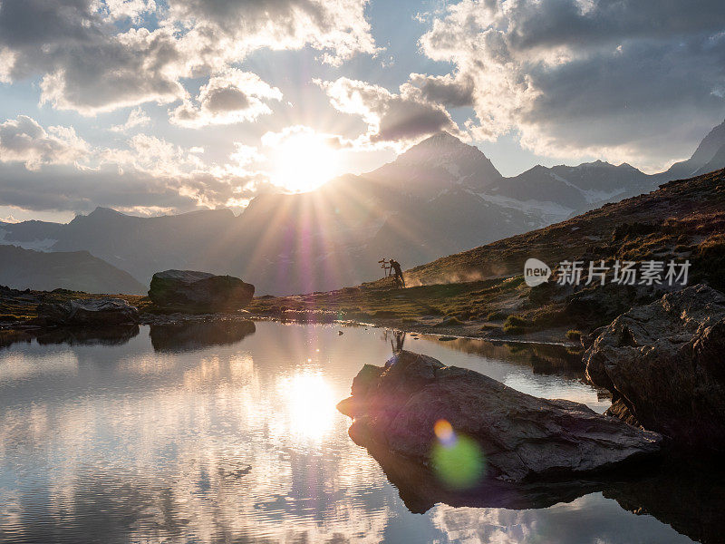 山地自行车手路过著名的马特洪山下的高山湖附近