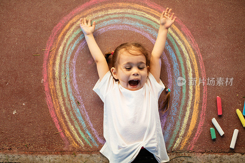 孩子用粉笔画彩虹