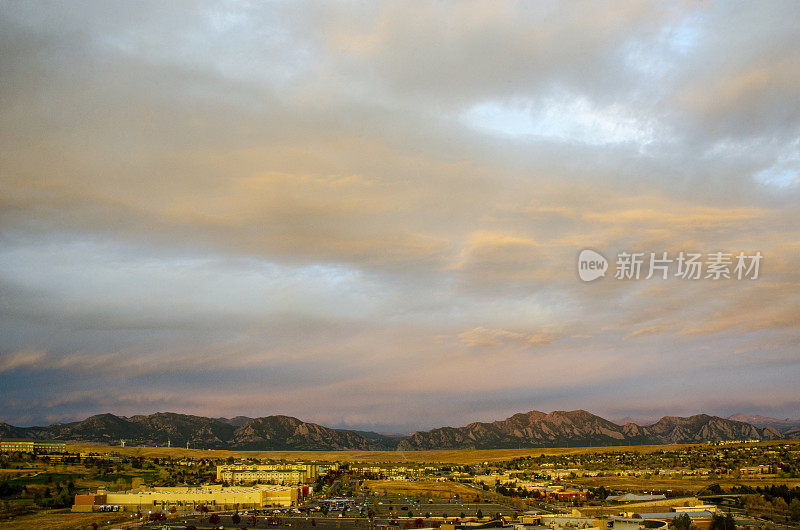 壮观的日出:科罗拉多州和熨斗山脉的布鲁姆菲尔德全景