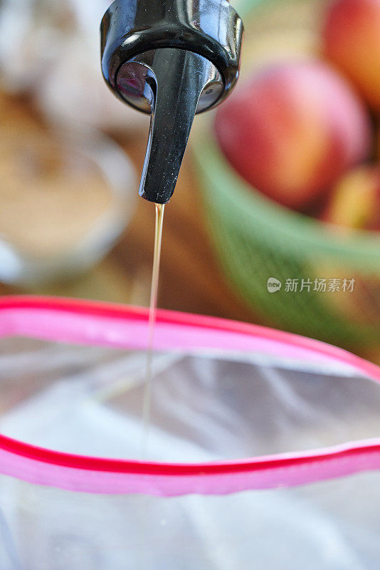 牛排配芝麻菜桃子沙拉