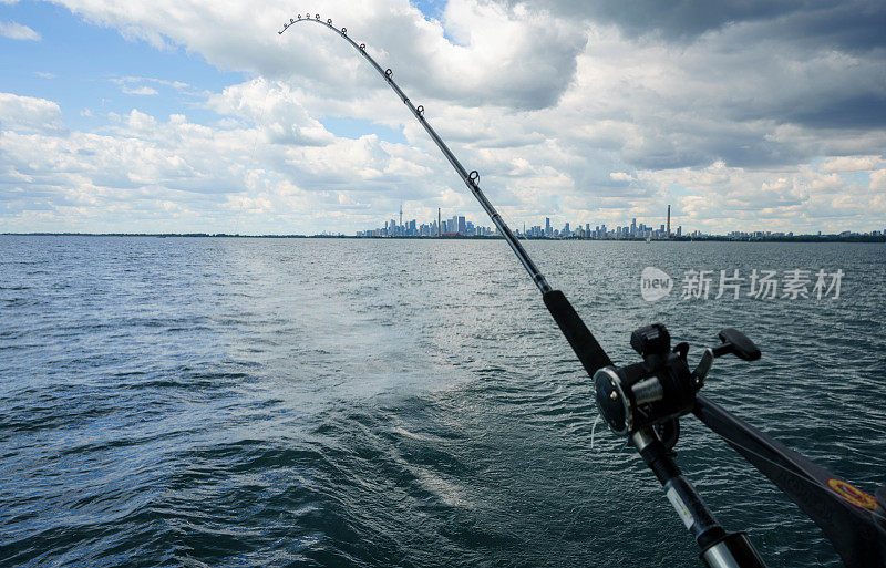 鱼竿与市中心多伦多的背景