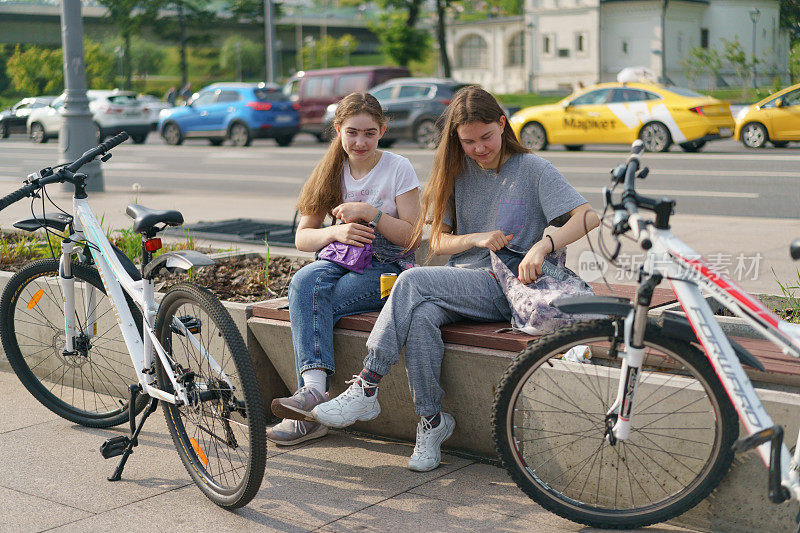 年轻女子骑完自行车后在莫斯科市中心休息